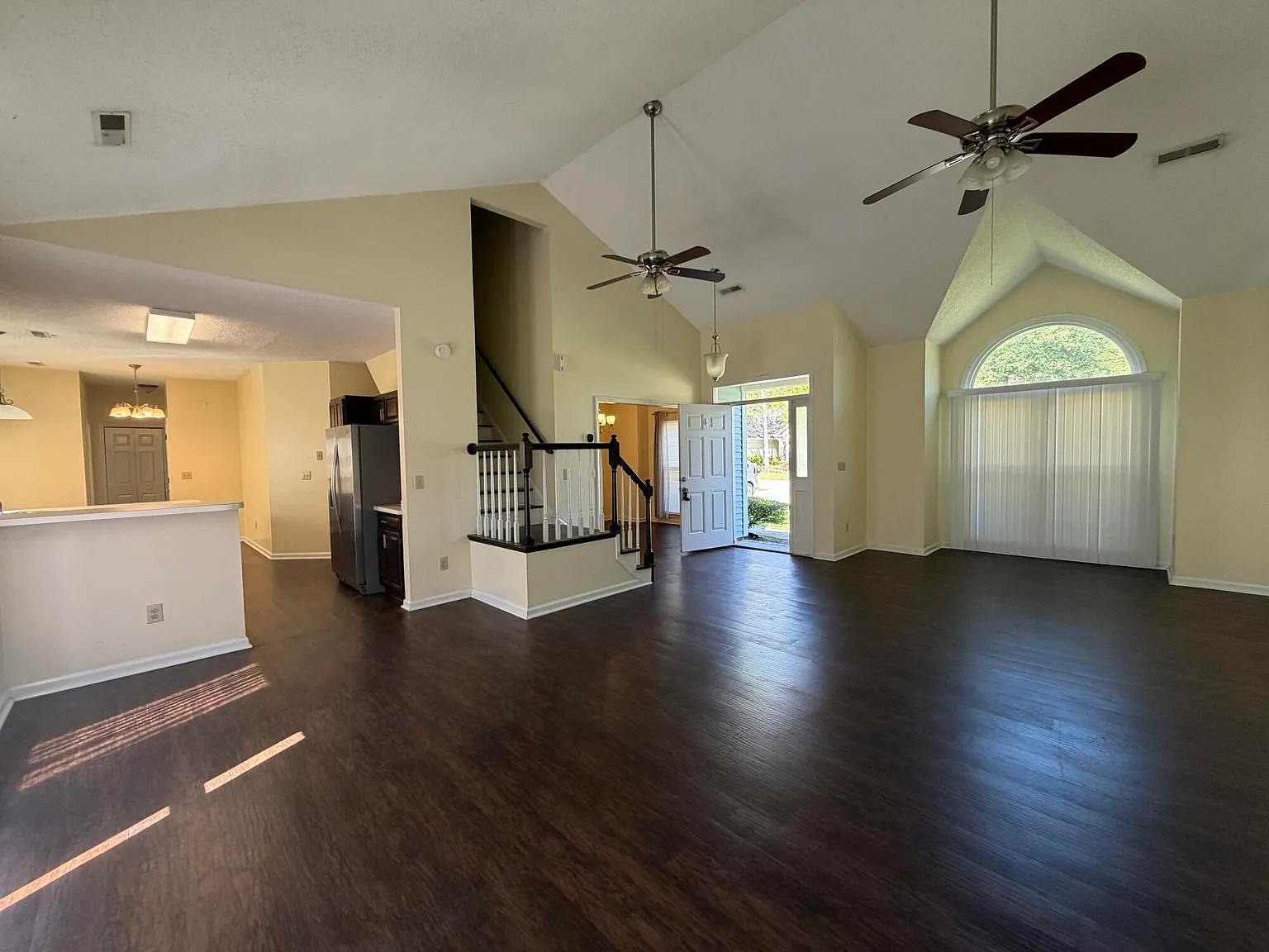 3 bed, 2.5 bath, 1867 sqft, $2,400 — Photo 2