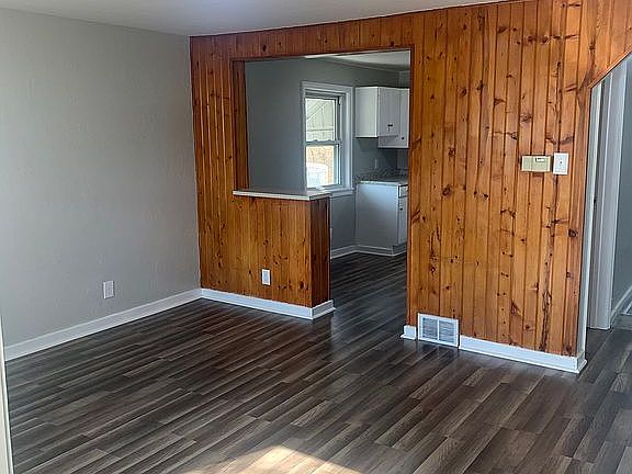 4th image of 914 Western Ave