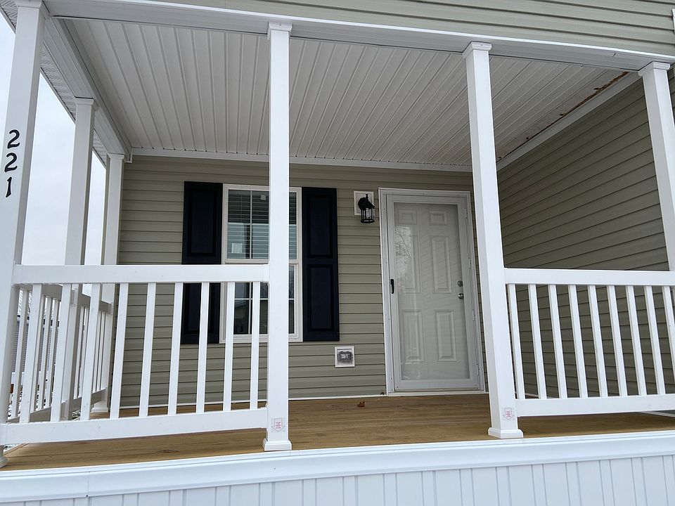 1st image of 221 Maple Ave #221