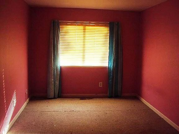 4th image of 1325 Greenway Dr