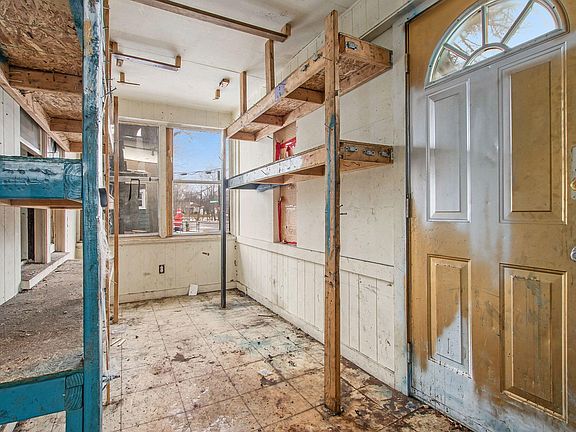 2nd image of 3229 Hoyt St
