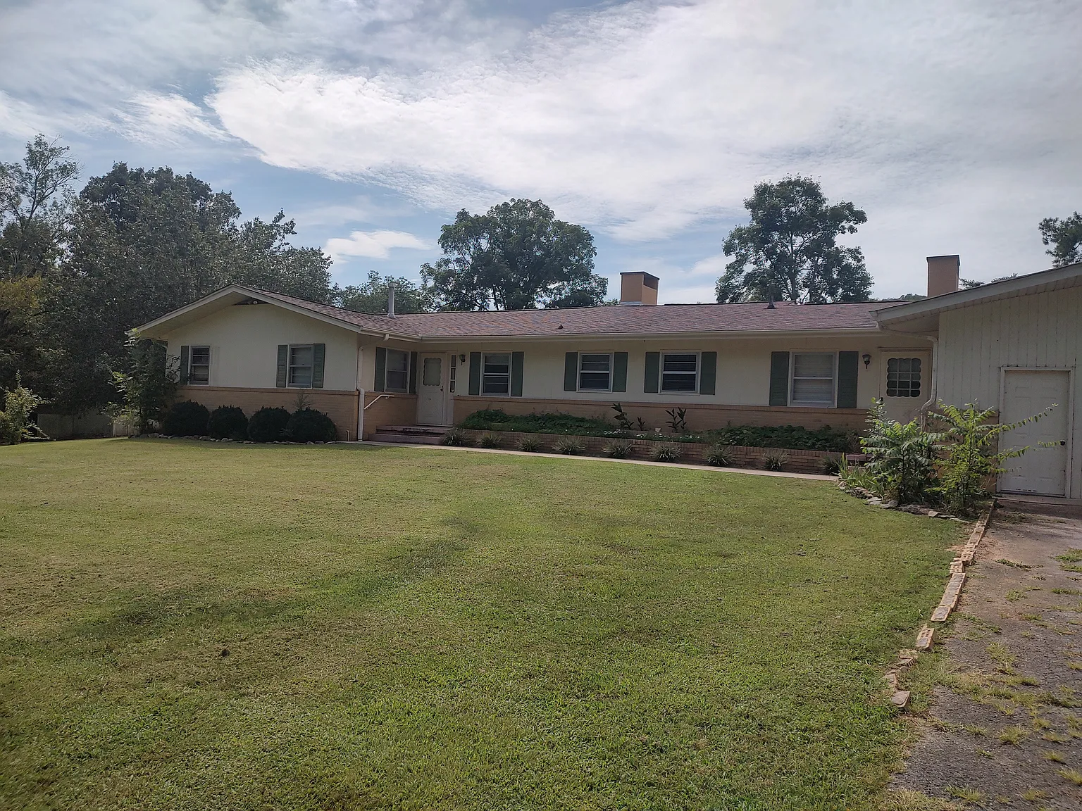 3 bed, 2.5 bath, 2277 sqft, $1,900 — Photo 2