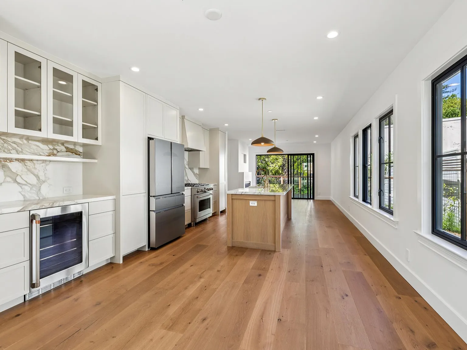 3 bed, 1324 sqft, $11,250 — Photo 3