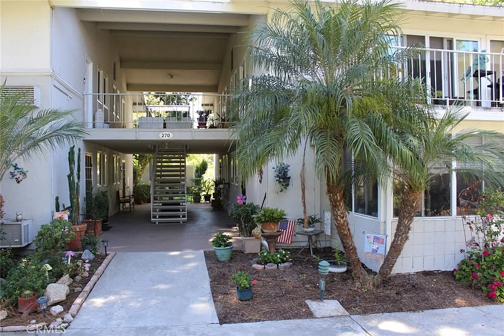 2 bed, 1010 sqft, $2,600 — Photo 2