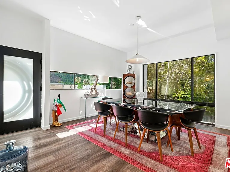 2350 Benedict Canyon Dr — Photo 15