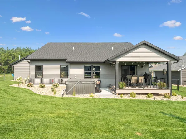 925 White Oak St, Manchester, IA 52057