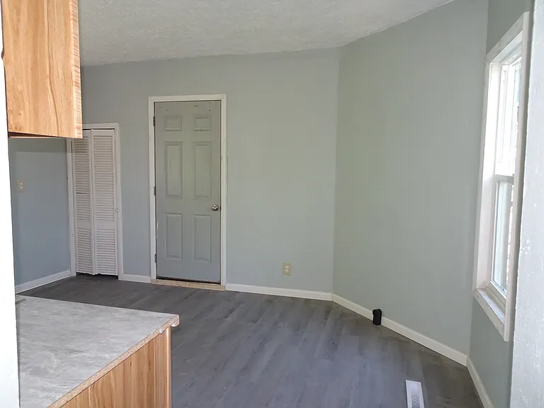 319 Davids St — Photo 3