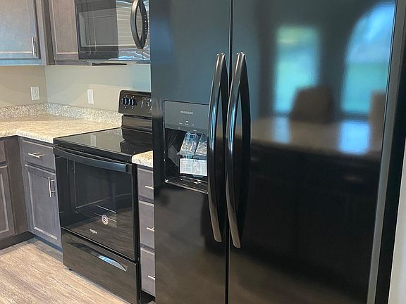 3rd image of 1160 E New Madrid