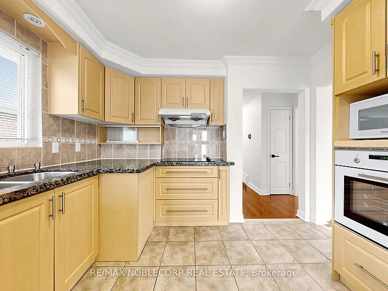 8 Summerfield Cres — Photo 18
