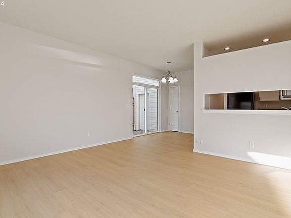 5th image of 902 SE Marinette Ave