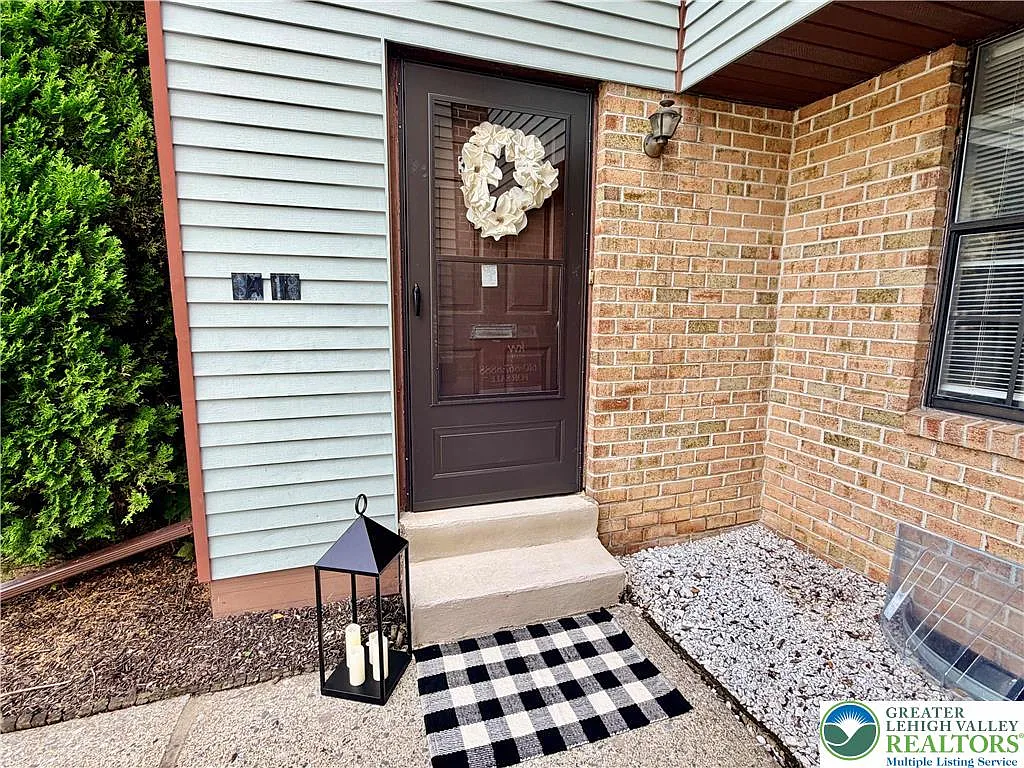 3 bed, 2.5 bath, 2046 sqft, $2,550 — Photo 2
