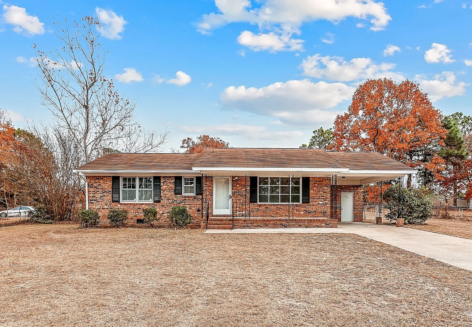 3 bed, 1.0 bath, 1178 sqft, $1,325 — Photo 1
