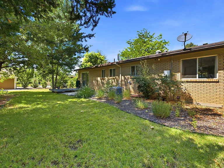 2480 Eastbourne Dr — Photo 37