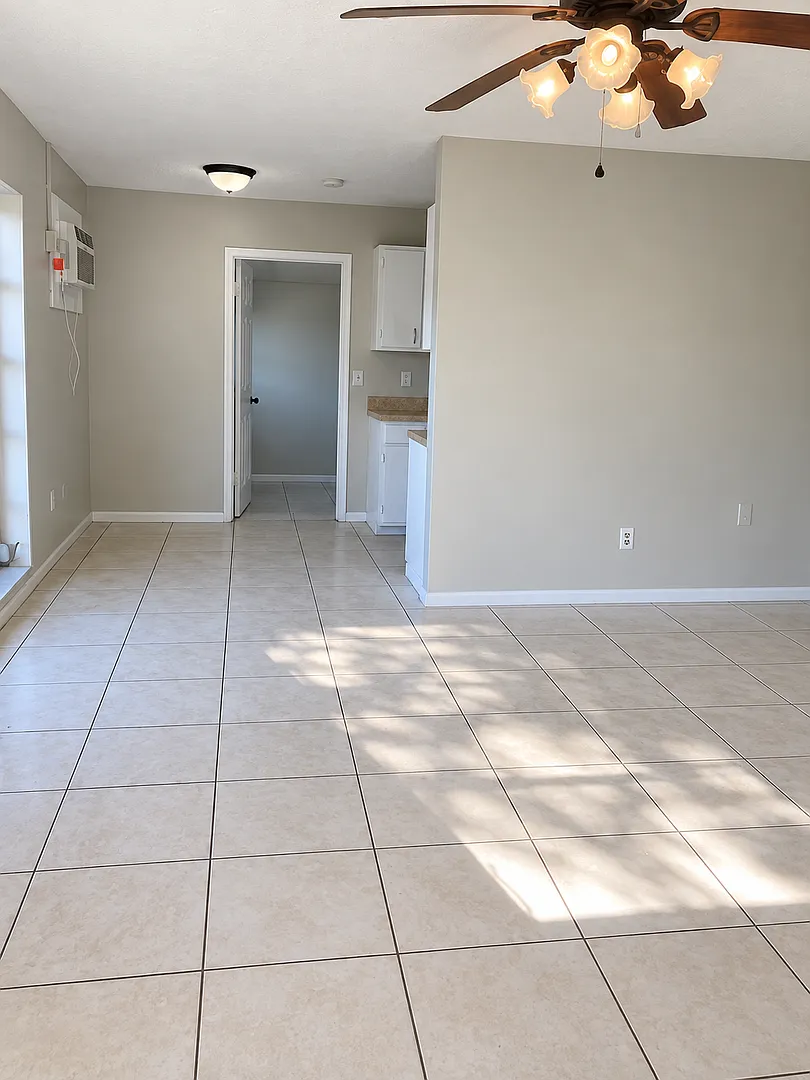 2 Bed 1 Bath Home | Pet Friendly Fenced Yard | Washer Dryer Hook Ups | Section 8 Welcome — Photo 3
