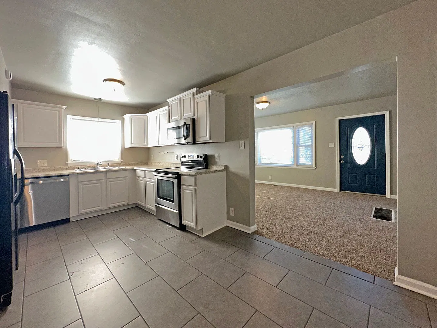 Lovely Vintage 4 BR Home Near Castlewood Park! Off-Street Parking, Fenced Yard, Dogs Ok! — Photo 3