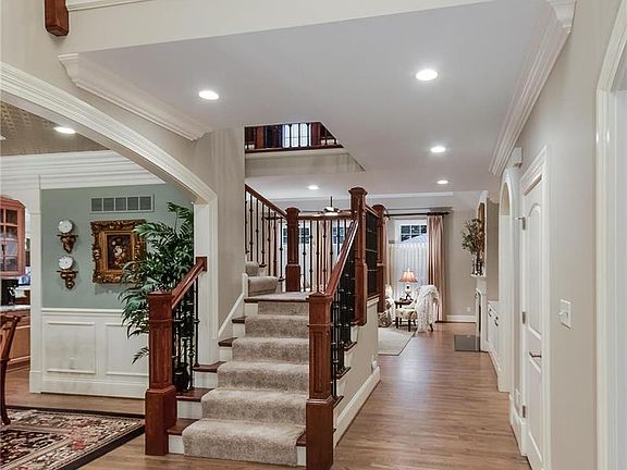 3rd image of 3 Heather Hill Ln