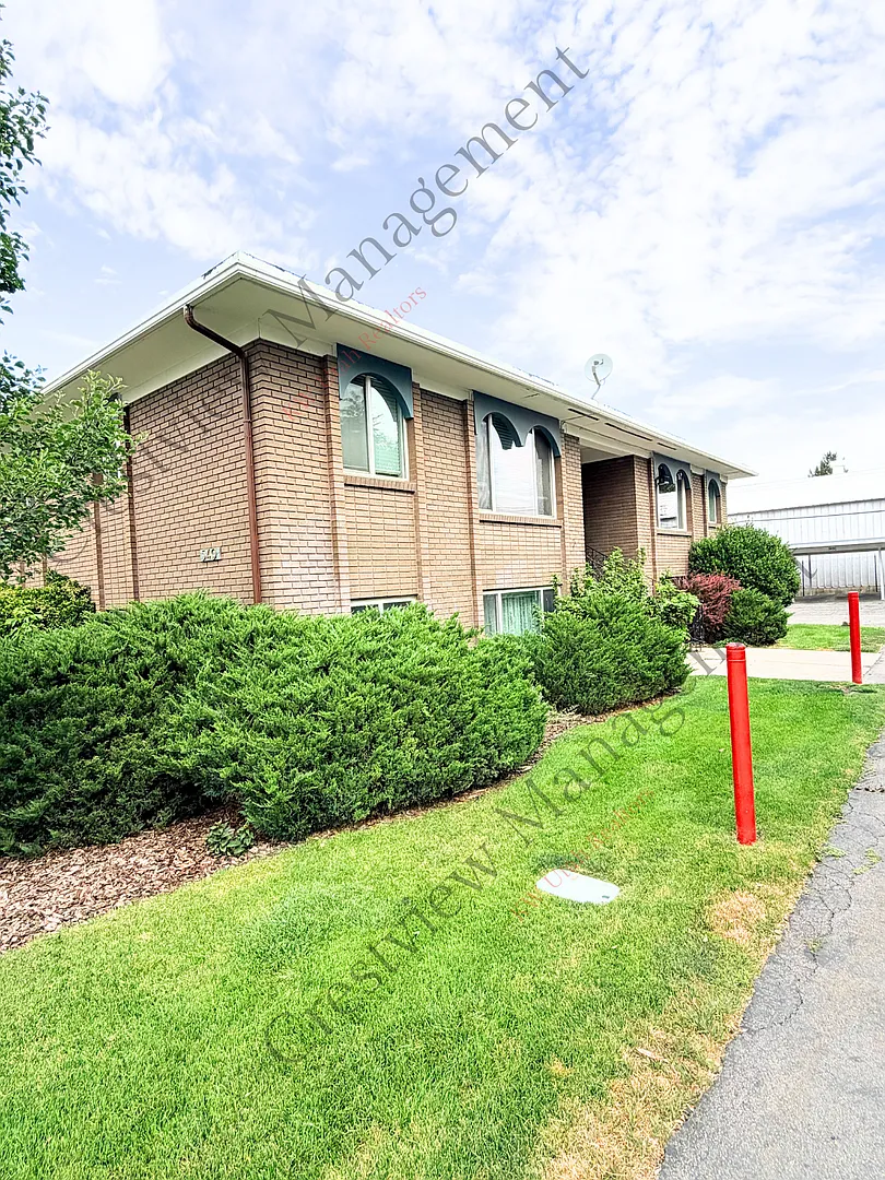 Spacious 2-Bedroom Basement Apartment with Covered Parking! — Photo 2