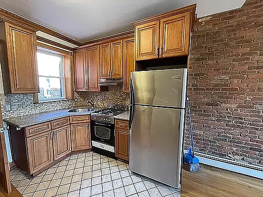 3rd image of 592 19th St #1