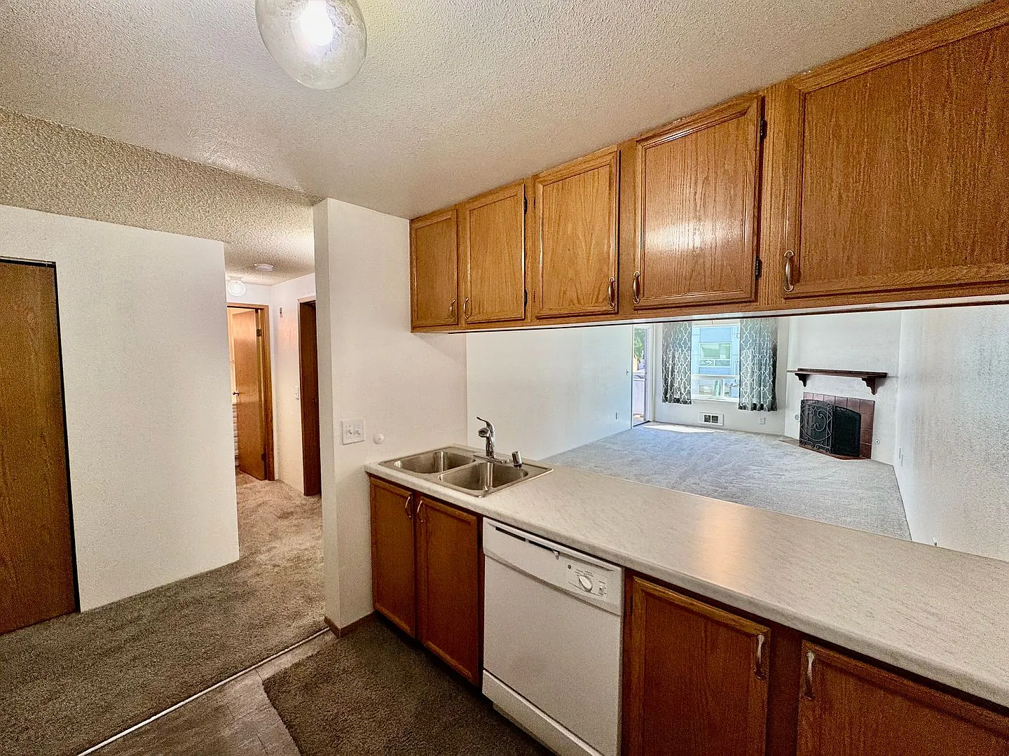 Charming Condo in Northgate with view of Pool — Photo 3