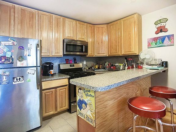 3rd image of 255 23rd St APT 2R
