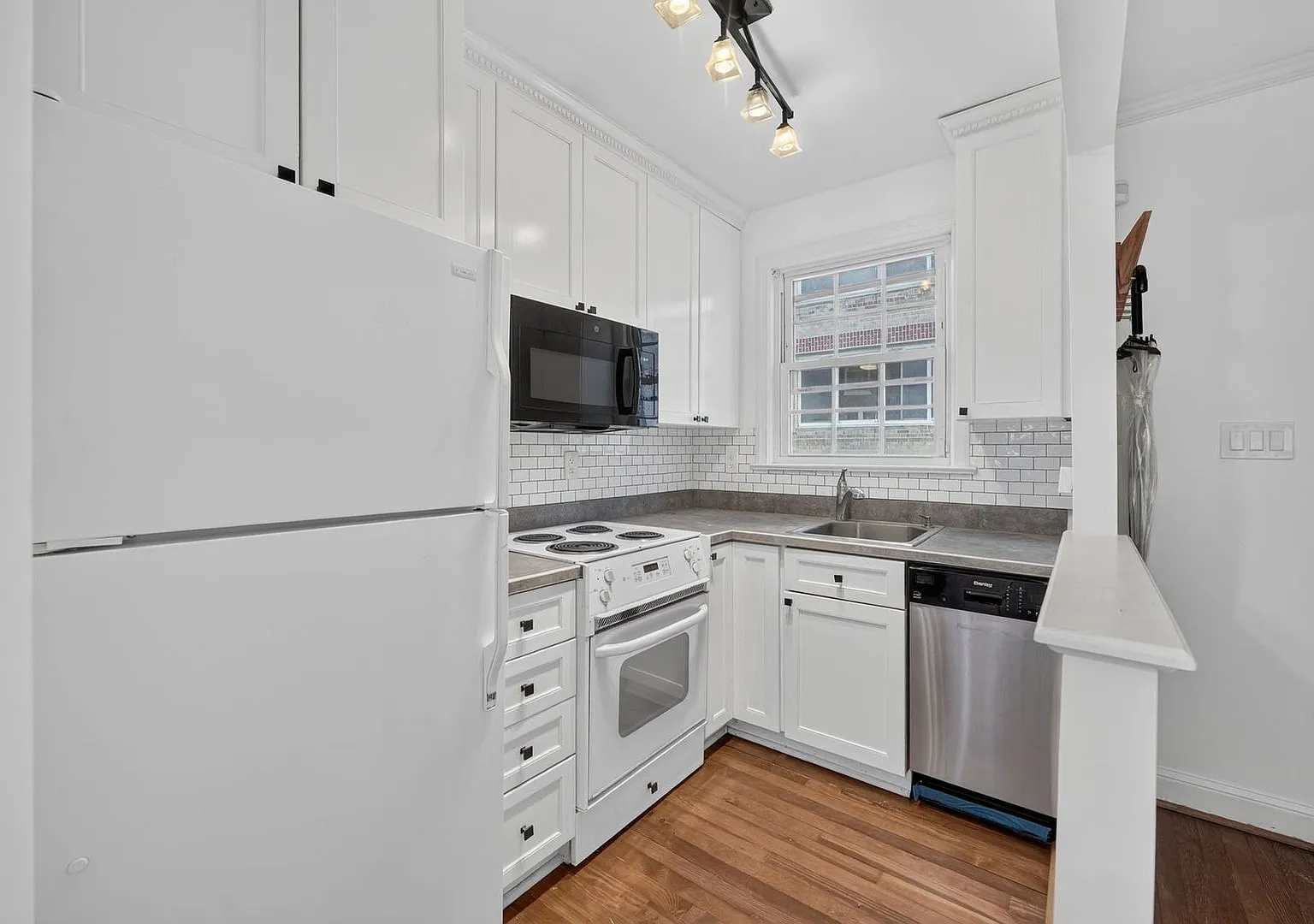 Charming & Restored 2BD/2BA Historic Rowhouse in Historic Snows Court — Photo 2