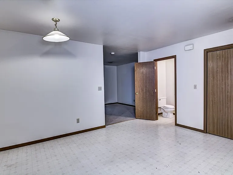 1050 W Hamilton Ave — Photo 36