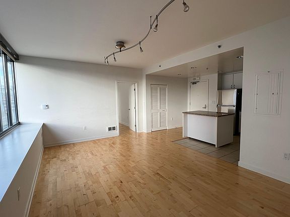 4th image of 260 King St Unit 875
