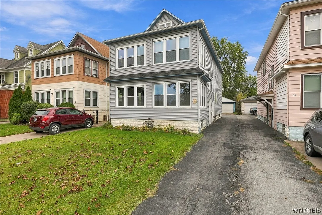 3 bed, 1.0 bath, 902 sqft, $1,600 — Photo 1
