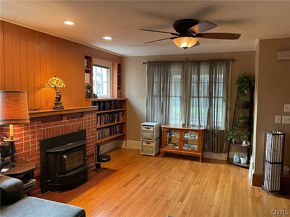 4th image of 209 Hartford Pl