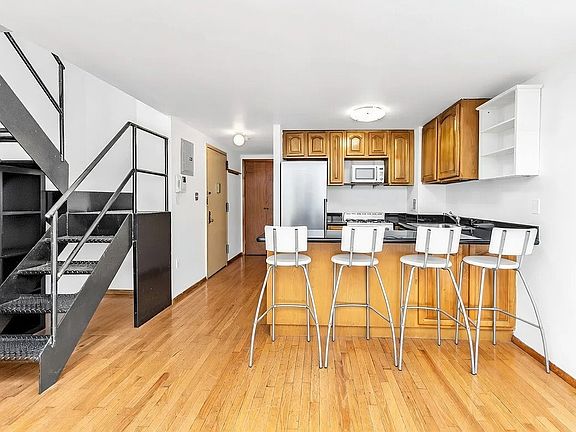 4th image of 212 E 10th St APT 4B