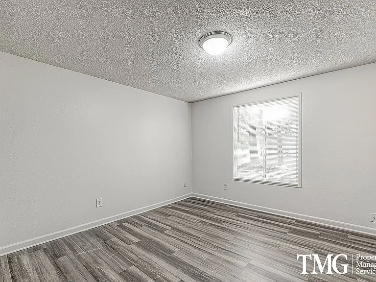 Willow Creek Apartments — Photo 13