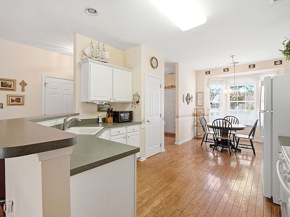 4th image of 121 Southampton Dr