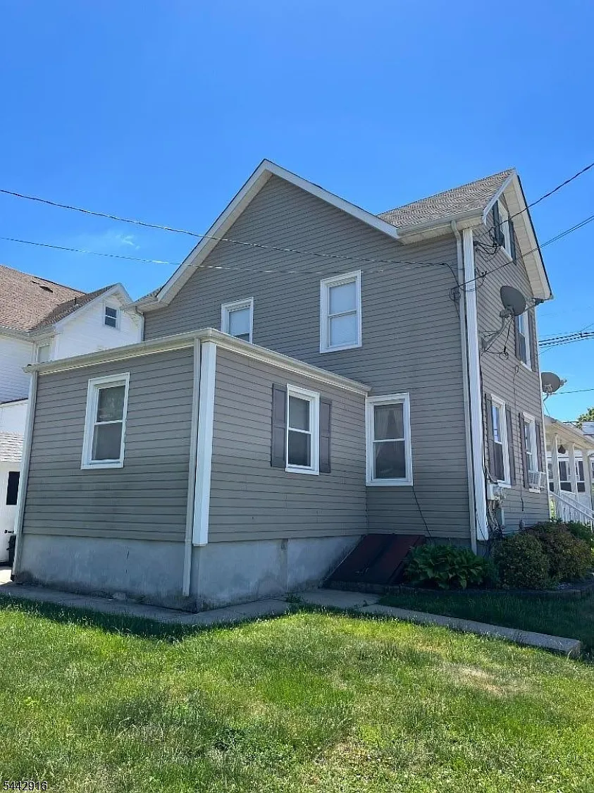 2 bed, 1.0 bath, $2,100 — Photo 2