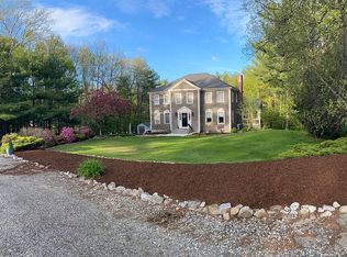 31 Wellesley Dr, Bedford, NH 03110