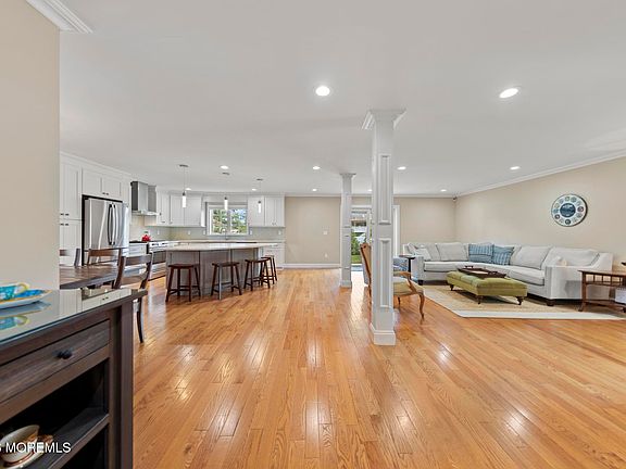 3rd image of 813 E Curtis Avenue