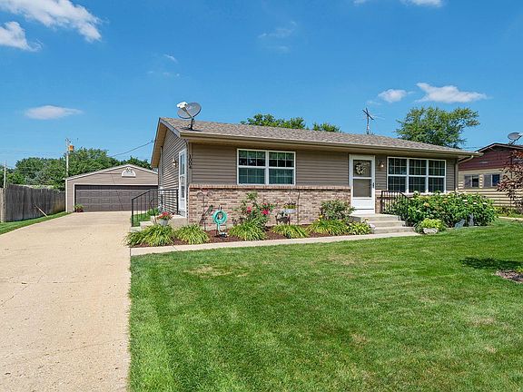 3rd image of 1004 Colonial Dr