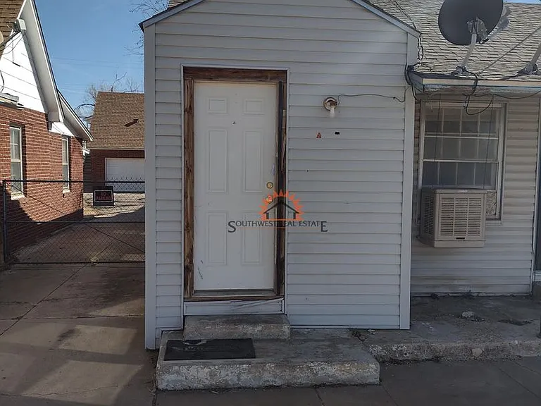 901 Sheldon St — Photo 2