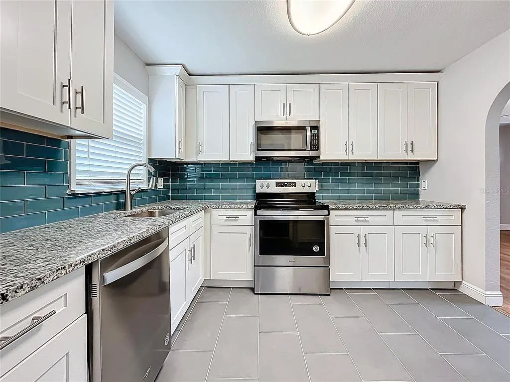 3 bed, 2.0 bath, 1302 sqft, $3,000 — Photo 4
