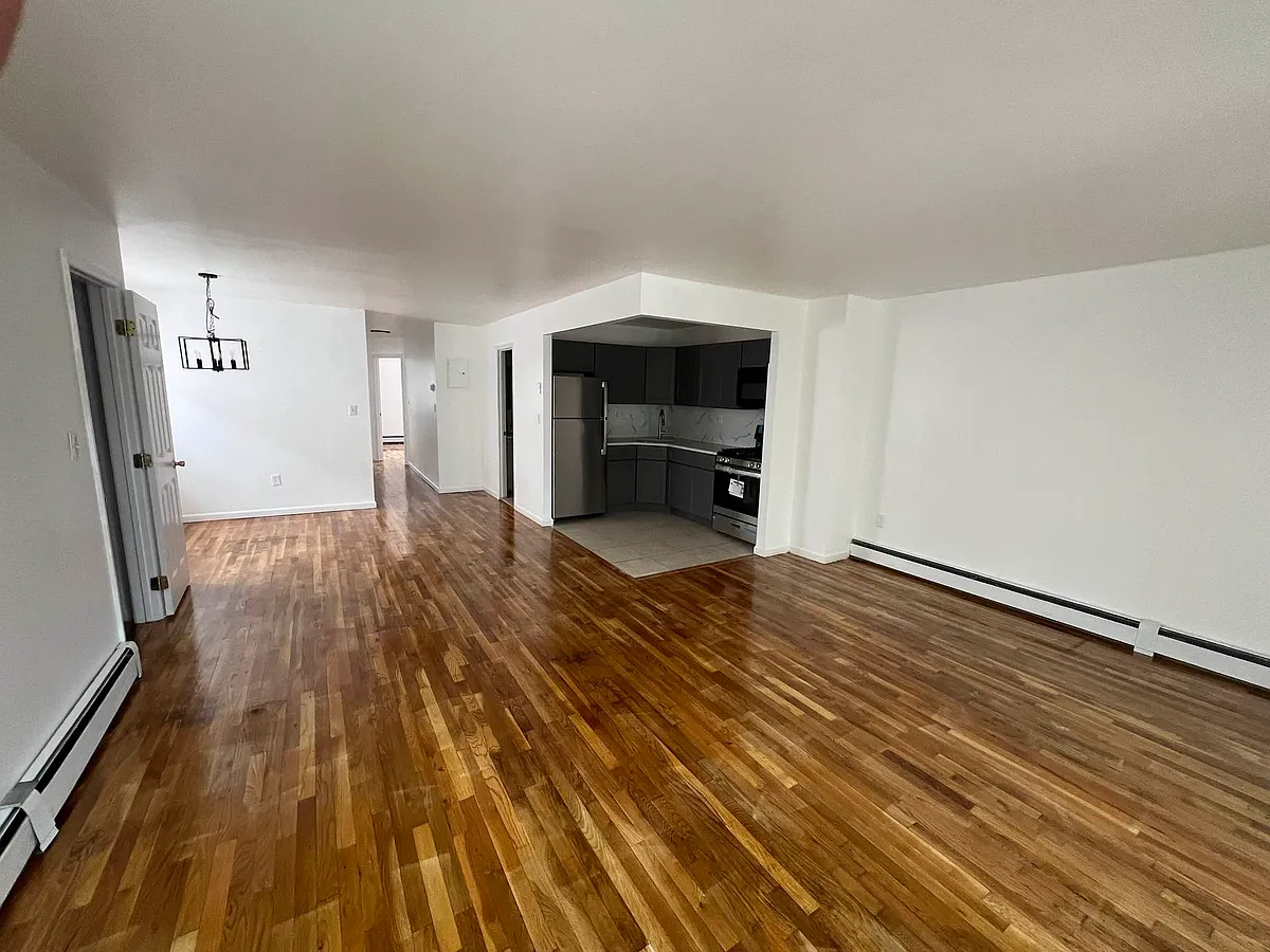 Building Photo - 1635 Hering Ave #2