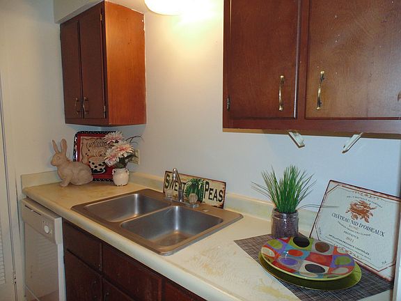 Kitchen (View 2)