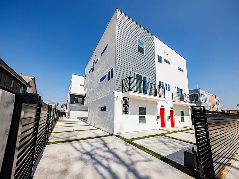 3015 Alsace Ave — Photo 2