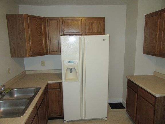 4th image of 121 Sayre St