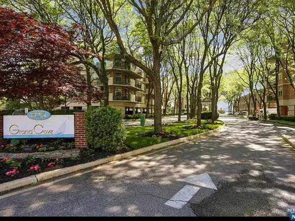 200 Grand Cove Way APT 5A, Edgewater, NJ 07020