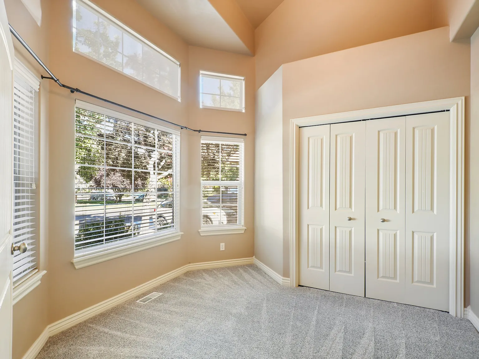 4 bed, 2454 sqft, $2,950 — Photo 4