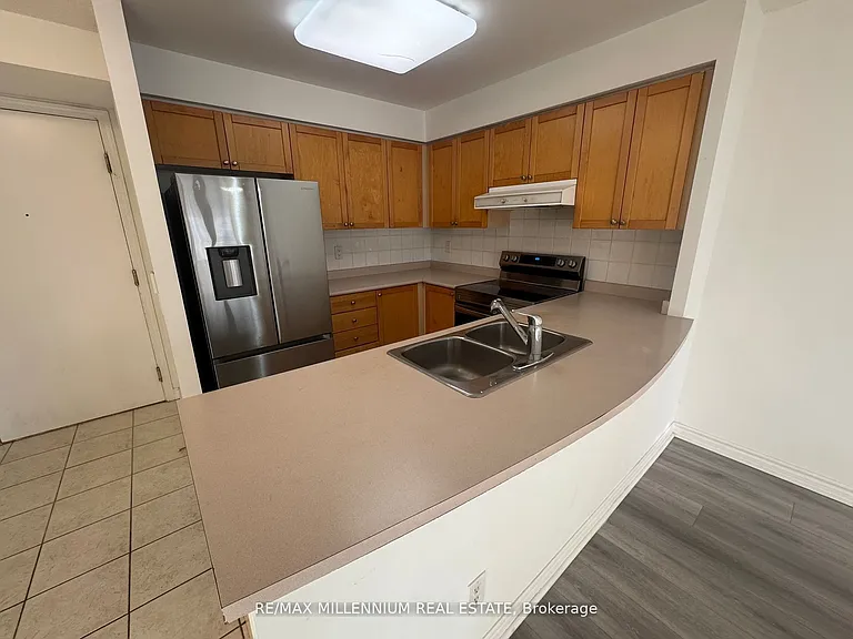25 Kingsbridge Garden Cir #423 — Photo 10