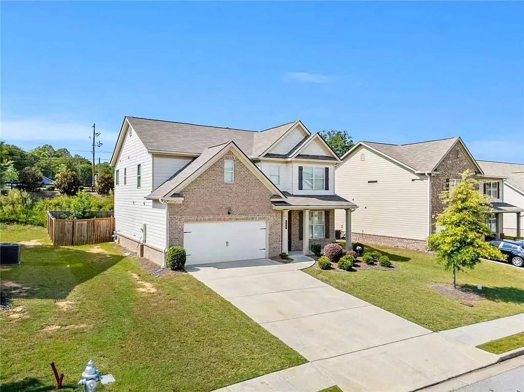 4 bed, 2.5 bath, 2342 sqft, $2,400 — Photo 2