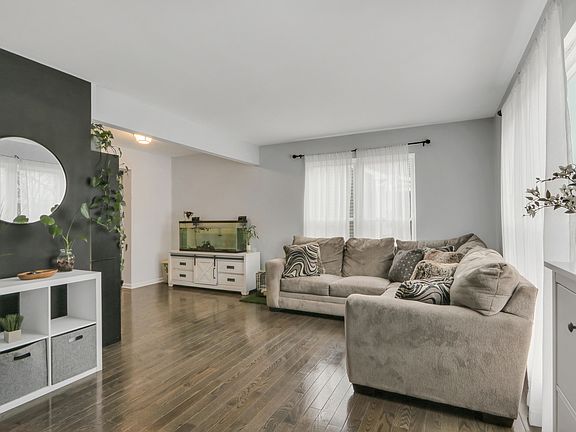3rd image of 110 W Lindsay Dr