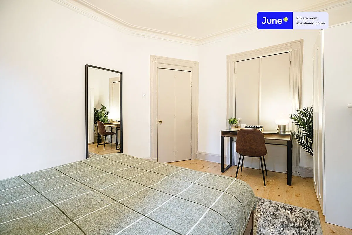 Queen bedroom in 5 bed/1 bath home in Hell's Kitchen #183 A — Photo 2