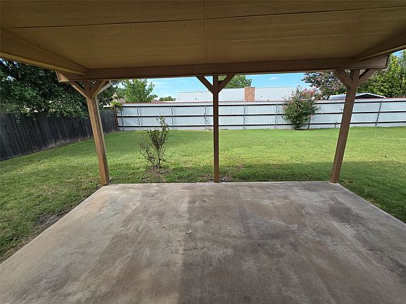 3rd image of 903 Moss Cir