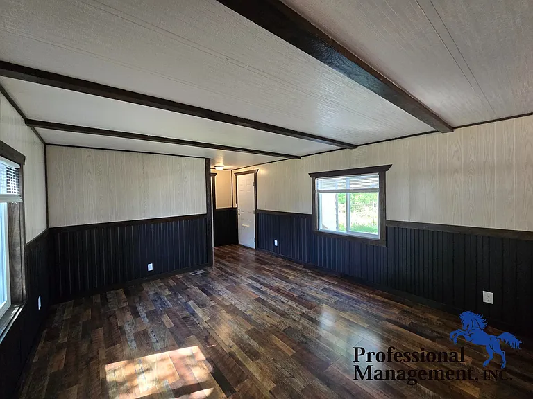 1620 Valley Dr — Photo 2